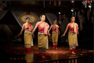 【EVトゥクトゥクで行く!】食と芸能が織りなす特別な体験!カントークディナーショーとナイトマーケット散策<日本語ガイド付き>