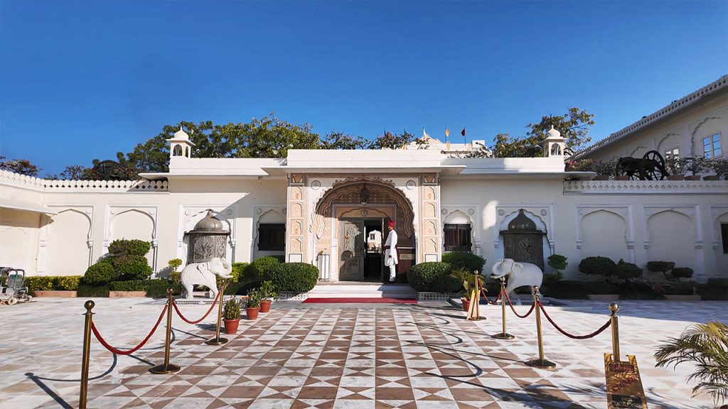 ザ・ラージ・パレス ホテル重厚なエントランス