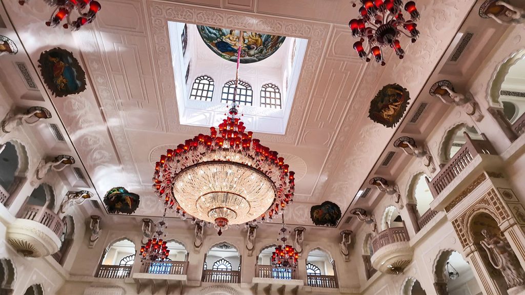 シヴ・ヴィラス・リゾート・ジャイプール ロビー豪華なシャンデリア