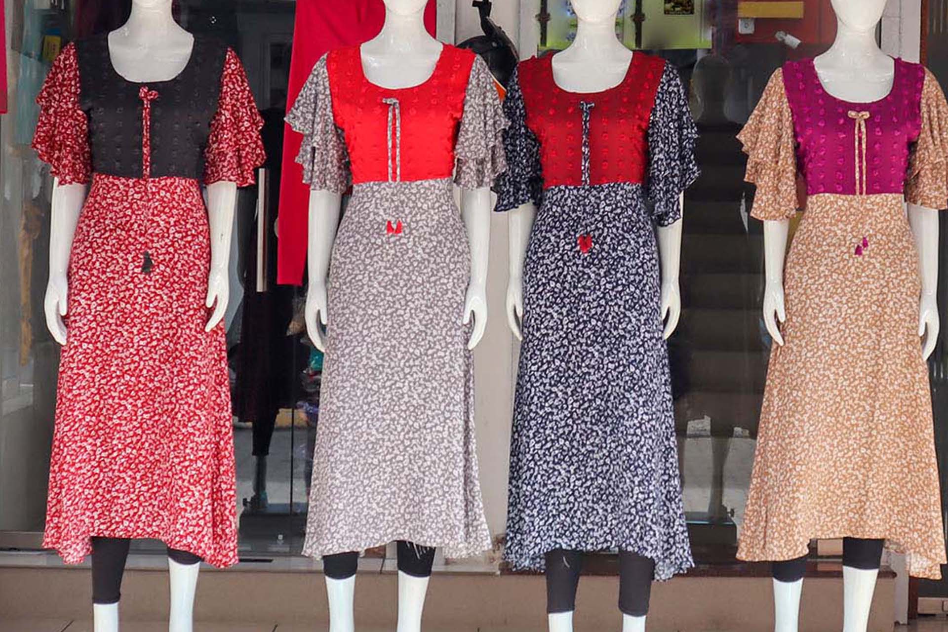 北インドのの女性の伝統的な民族衣装パンジャビドレス（サルワール・カミーズ）の展示