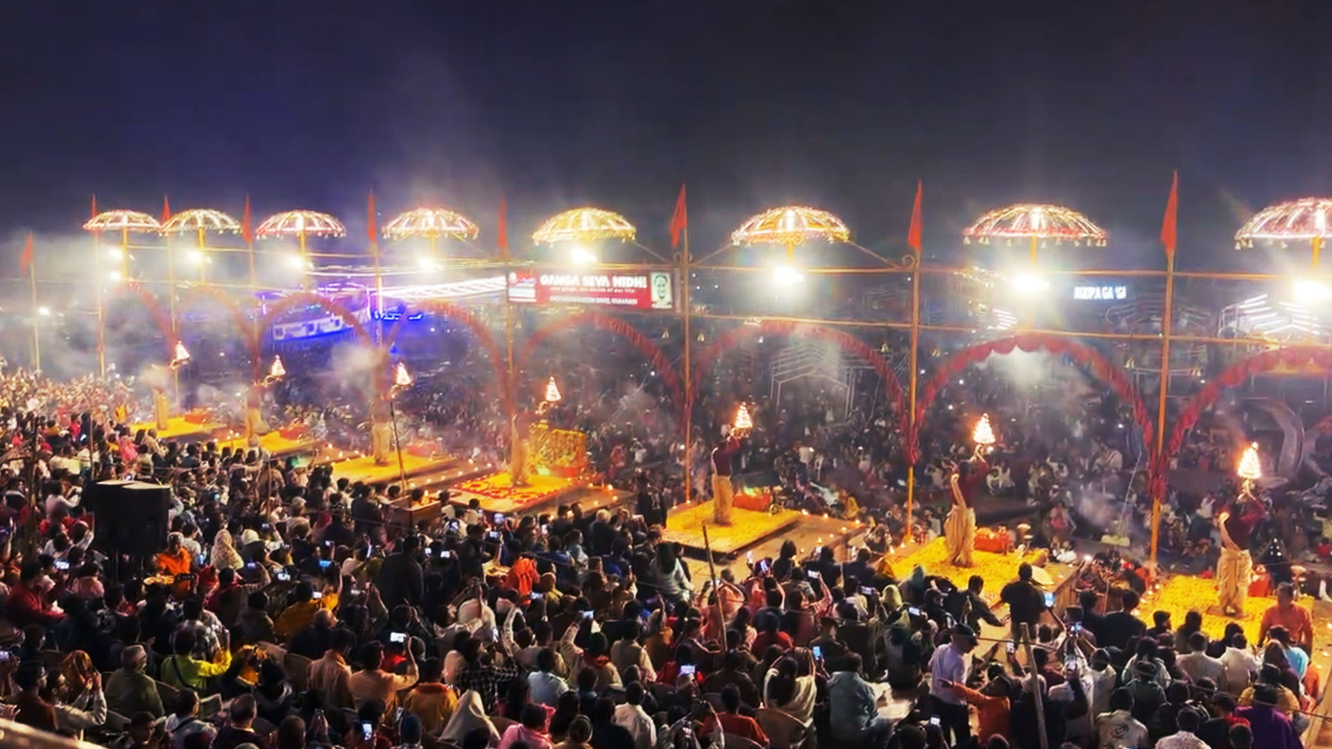 バラナシガンジス川でのプージャ儀式