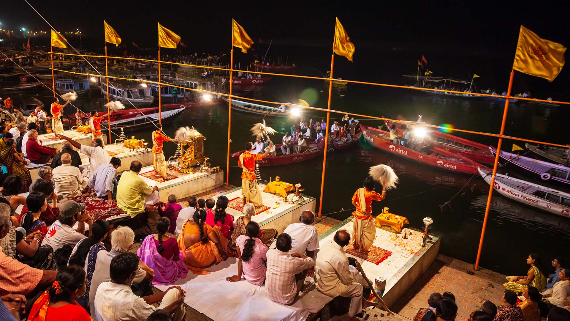 プージャ　ヒンドゥー教の礼拝儀式で僧侶が炎かかげる